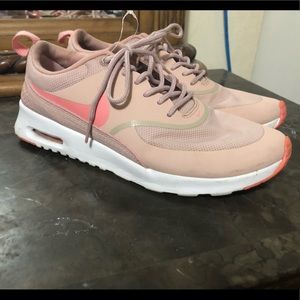 Pink nike woman’s sneakers